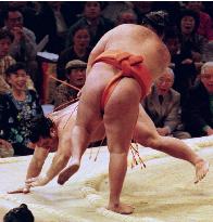 Tochiazuma defeated by Toki at Kyushu sumo